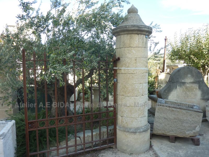 Paire de piliers en taille de pierre naturelle de forme cylindrique