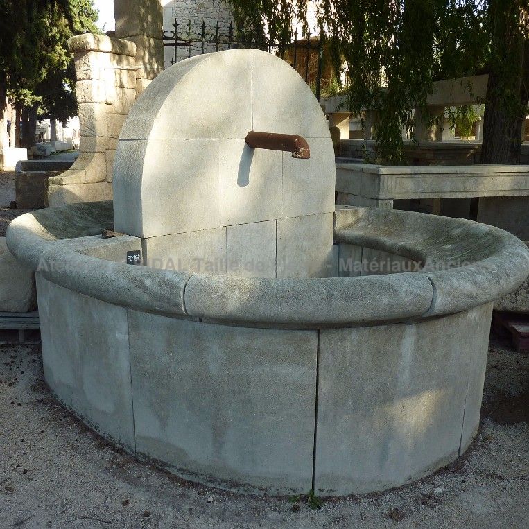 Garden fountain in the style of the traditional village fountain of Provence - Atelier Alain BIDAL (Provence)
