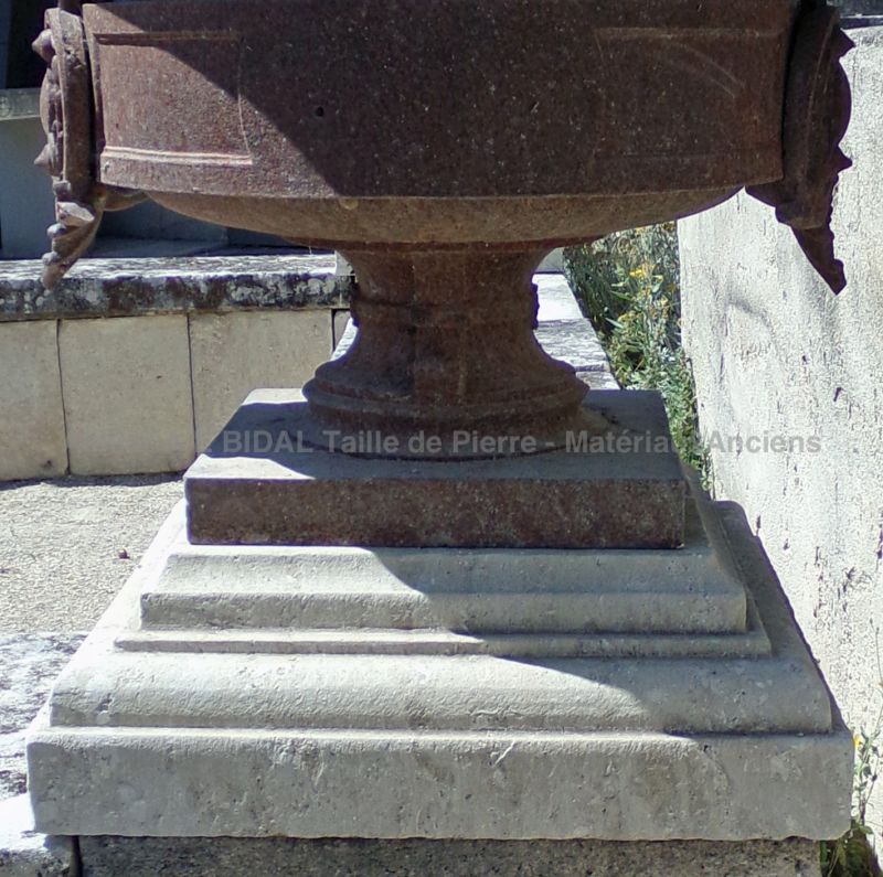Charming molded pedestal in frost resistant limestone - Atelier Alain BIDAL (Provence)