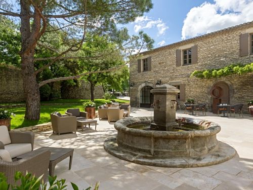 Provencal fountain in stone | Central fountain in stone | Custom-made central fountains crafted in natural stone.