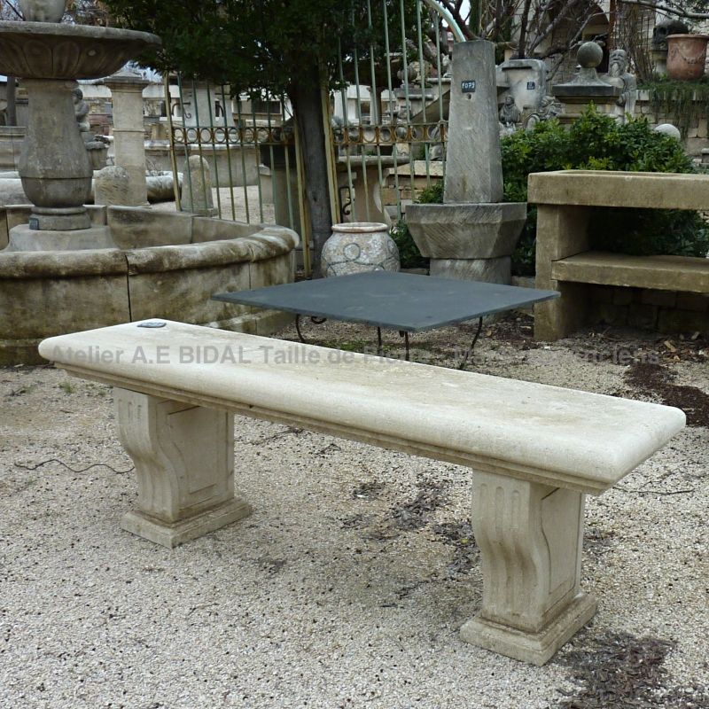 Banc en pierre taillée de carrière française pour décoration du jardin ou de la terrasse.