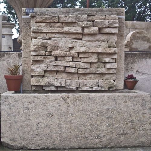 Fontaine de jardin à ruissellement - un élément de déco en pierre de taille de chez Alain Bidal en Provence.