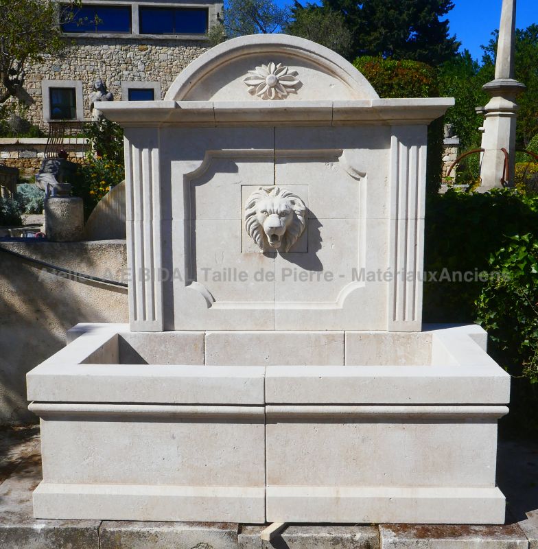 Fontaine murale pour l'extérieur -: bel élément de décoration du jardin par Atelier Alain BIDAL (Provence)
