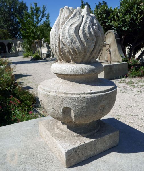 Décoration de jardin en pierre naturelle : paire de petits pots à feu en pierre par Atelier Alain BIDAL (Provence)