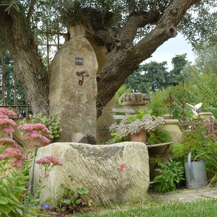 Small rustic wall fountain - Stone water feature in Provence stone - Atelier Alain BIDAL (Provence)