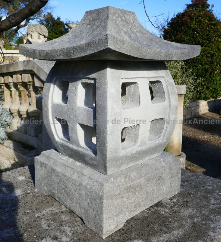 Natural stone decoration : pagoda light fixture in stone by Atelier Alain BIDAL (Provence).