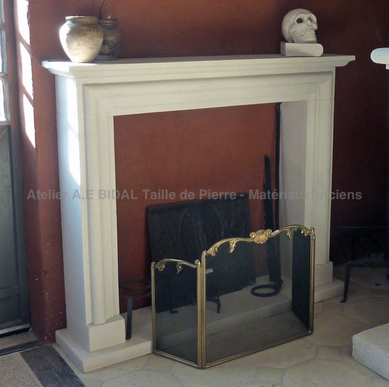 Traditional fireplace from Provence carved in white limestone - Atelier Alain BIDAL (Provence)