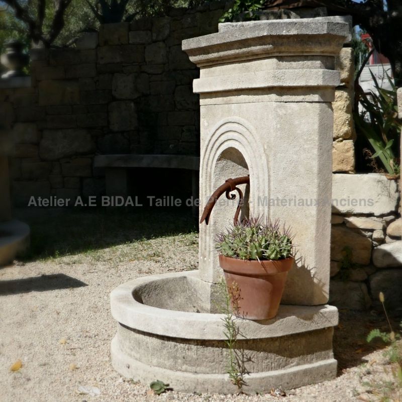 Fontaine en pierre taillée d'inspiration rustique par l'artisan tailleur de pierre Alain Bidal.