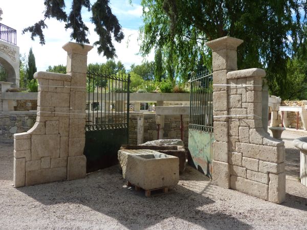 Majestueux piliers en pierre de taille - élément de décoartion en pierre