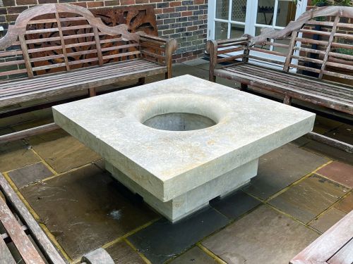 Brasero en pierre pour un bel aménagement extérieur par le tailleur de pierre Alain BIDAL