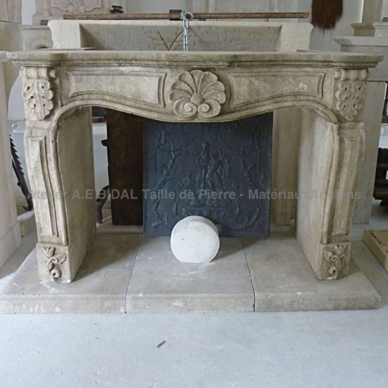 Cheminée Régence en pierre par le tailleur de pierre Alain BIDAL, Provence
