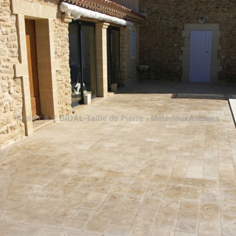 Idéal pour les aménagements extérieur : dallage Vieux Monde en format pavés de l'atelier Bidal.