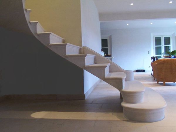 Magnifique exemple d'un escalier en pierre de taille réalisé manuellement par les artisans tailleurs de pierre de l'atelier Bidal dans le Vaucluse.
