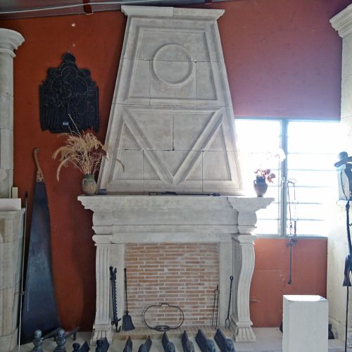 Cheminée en pierre avec hotte en pierre taillée de Provence - Atelier Alain BIDAL (Provence)