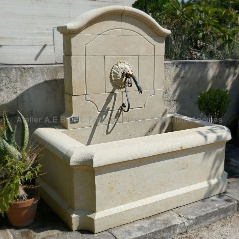 Garden fountain - Water fountain crafted in Provence by the stone cutter Alain BIDAL