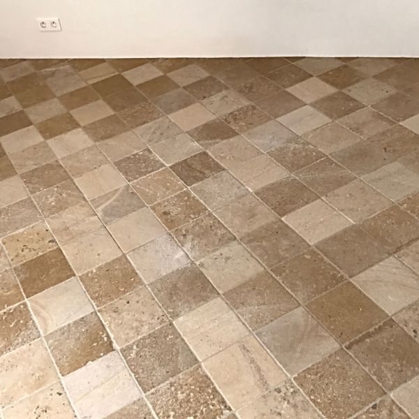 Dallage en pierre naturelle au format carré - dallage en pierre d'élégance rustique.