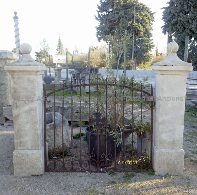 Stone pillars : hand-crafted pillars in carved limestone by Atelier Alain BIDAL (Provence)