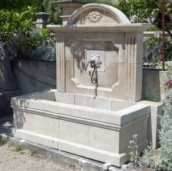 Fontaine de jardin en pierre naturelle issue de nos carrières françaises.