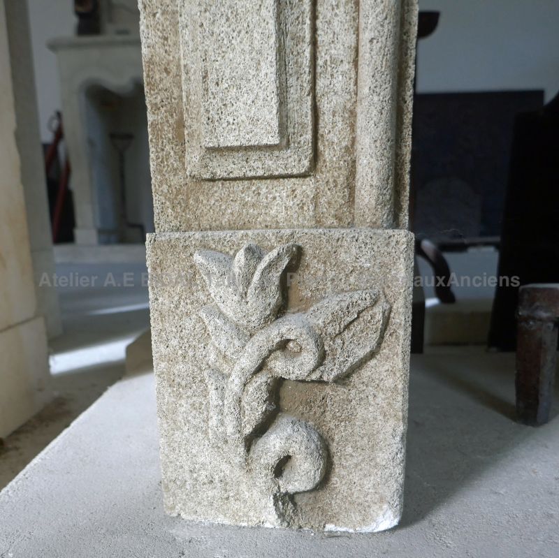 Détails des sculptures faites à la main sur les jambages de notre belle cheminée en pierre - Atelier Alain BIDAL (Provence)