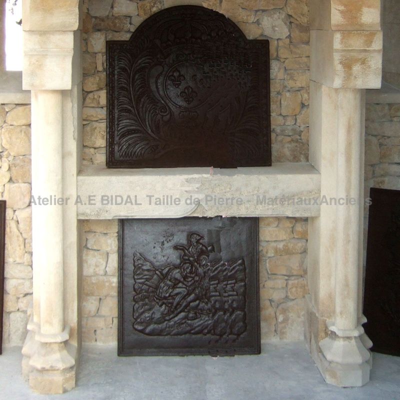 Cheminée gothique en pierre naturelle de Provence taillée au sein d'une entreprise artisanale.