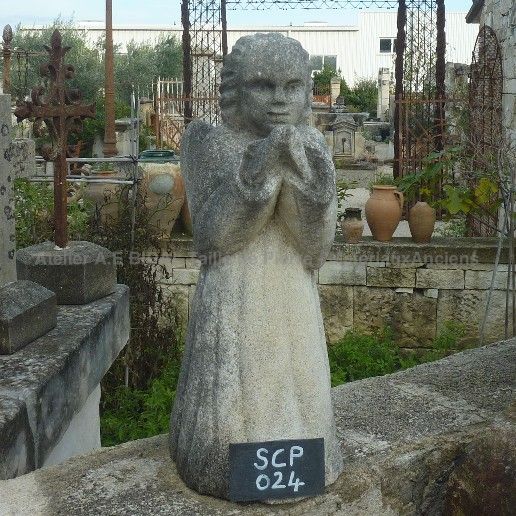 Belle représentation d'un angelot: statue décorative de jardin.