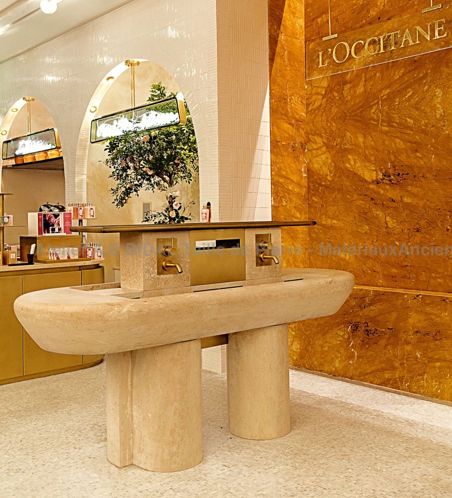 Magnifique évier lavoir en pierre de Dordogne pour Occitane & Pierre Hermé  ǀ Atelier Alain Bidal en Provence.