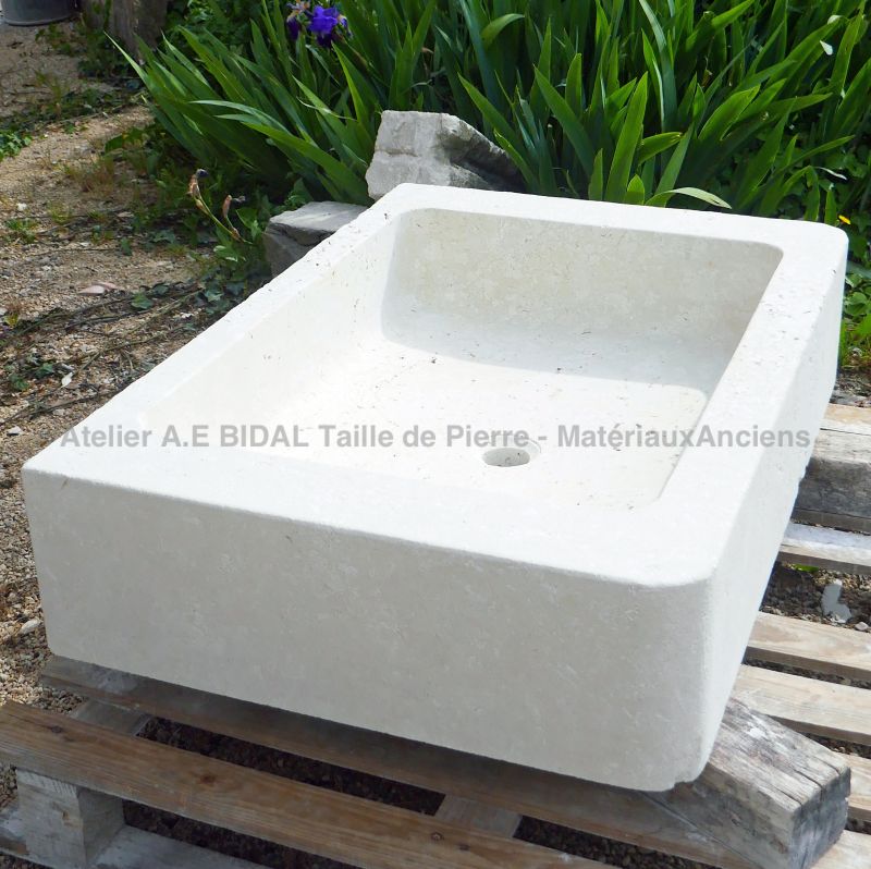 Évier de cuisine massif en pierre blanche par le tailleur de pierre en Provence Alain BIDAL
