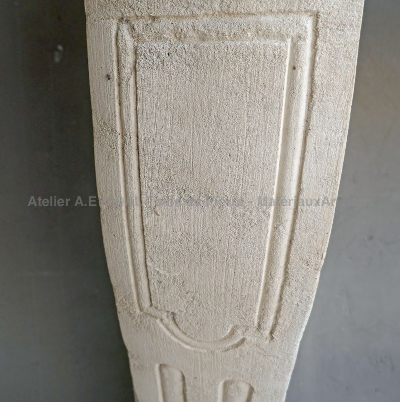 Detailed picture of the hand-crafted sculptures on our beautiful Louis XIV stone fireplace - Atelier Alain BIDAL (Provence)