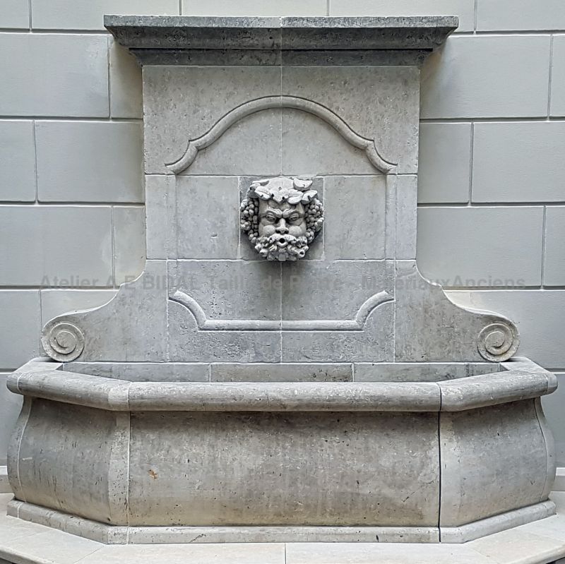 Large fontaine murale en pierre de taille - Fabrication artisanale Atelier de taille de pierre Alain BIDAL.