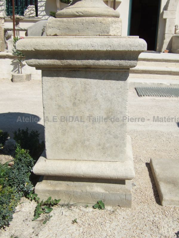 Socle en pierre d'Estaillades