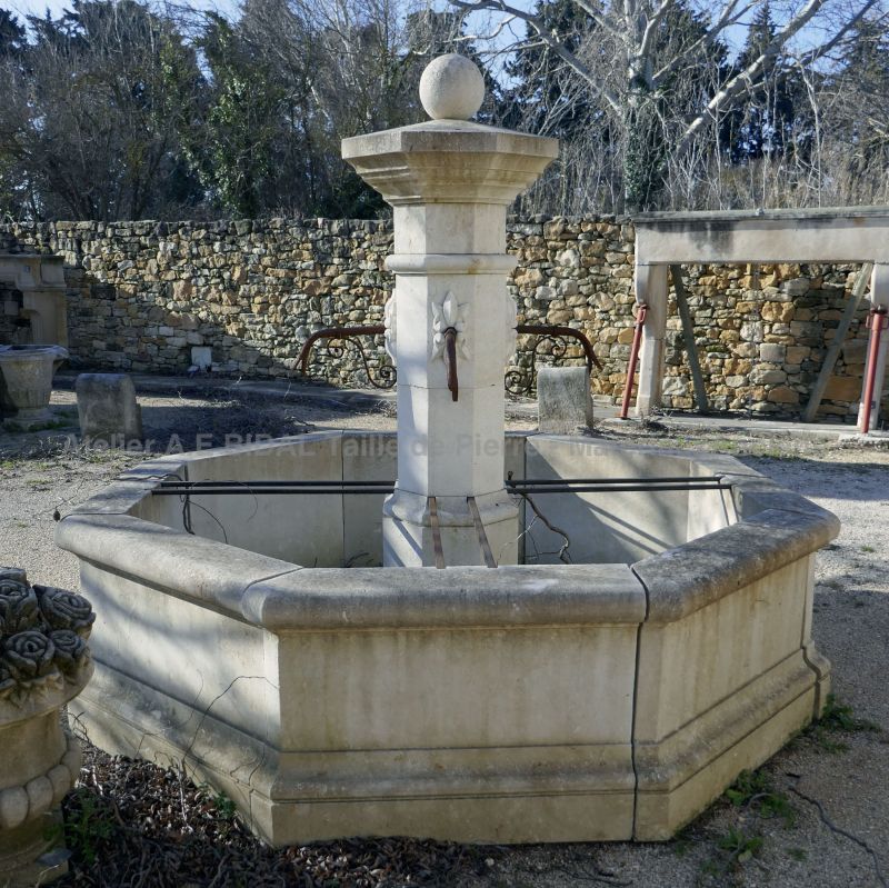 Grande fontaine provençale en pierre par notre artisan tailleur de pierre de l'Isle sur Sorgue : Alain BIDAL.