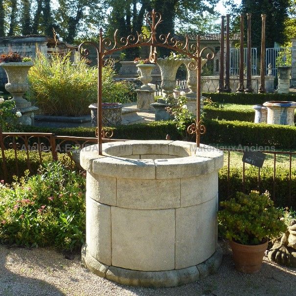 Un puits en pierre d'antan pour une déco originale de jardin.