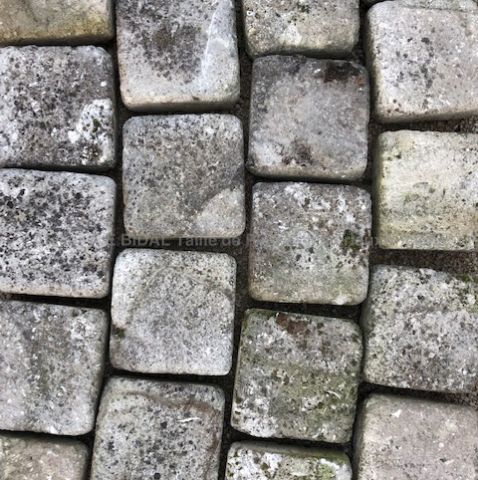 Pavés en pierre d'Avy vieillie et patinée par le temps : dallage en pierre par Atelier Alain BIDAL