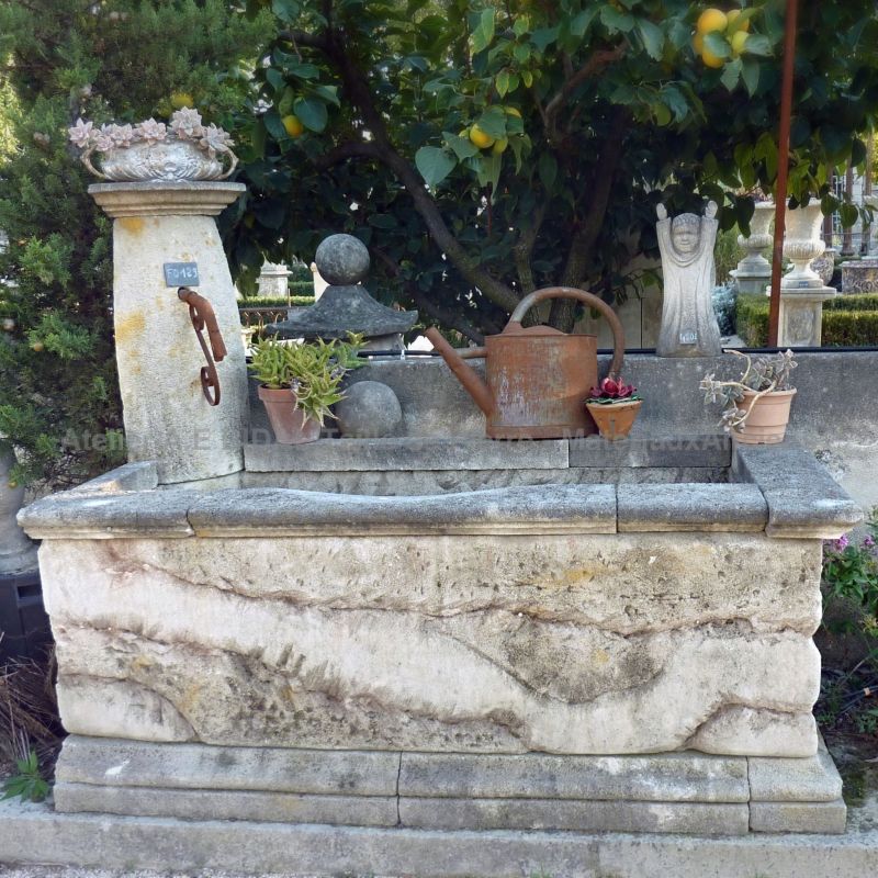 Très belle fontaine en pierre d'angle pour extérieur.