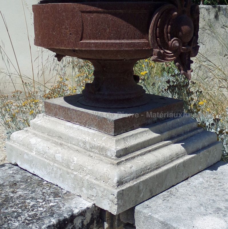 Small pedestals in carved limestone for vases or statues - Atelier Alain BIDAL (Provence)