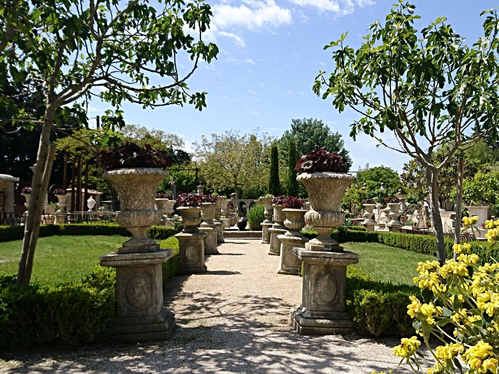 For a French garden, Alain Bidal suggest the Médici vases in stone.