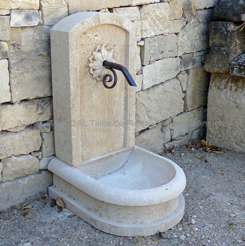 Petite fontaine en pierre peu onéreuse et facile à installer - Atelier Alain BIDAL (Provence)