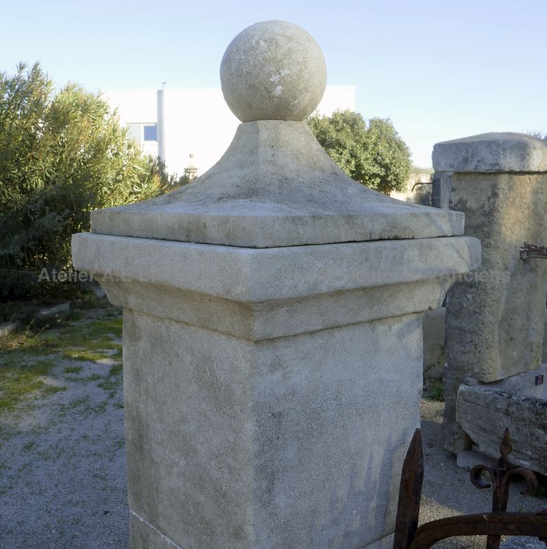 Molded capital with stone ball : Stone pillars for gate - Atelier Alain BIDAL (Provence)