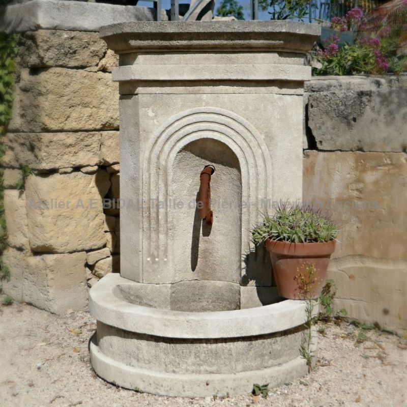 Fontaine en pierres appareillées - Atelier Alain Bidal, tailleur de pierre en Provence.