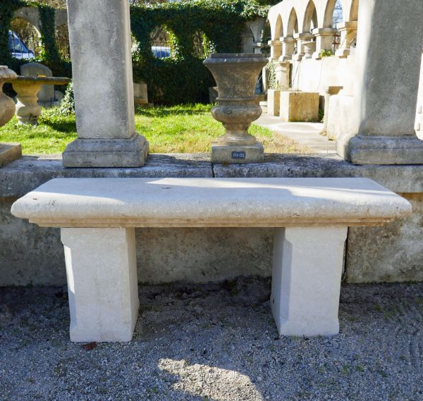Petit banc en pierre naturelle pour l'extérieur des ateliers de taille de pierre du Vaucluse.