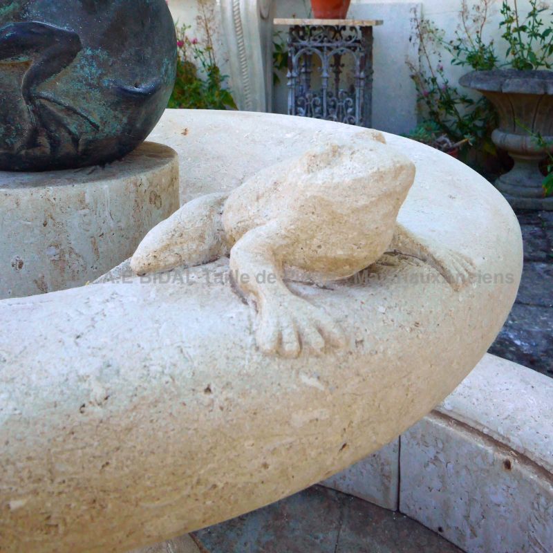 Round stone basin with sculpted frog and terracotta putto : Atelier Alain BIDAL (Provence)