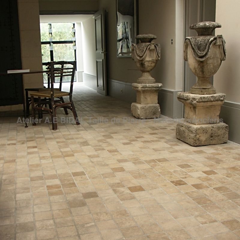 Beau dallage en pierre naturelle de bourgogne au format pavés et finition rustique-  A Bidal