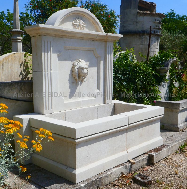 Fontaine pour jardin en pierre avec sculptures et tête de lion | Atelier Alain BIDAL - Provence.