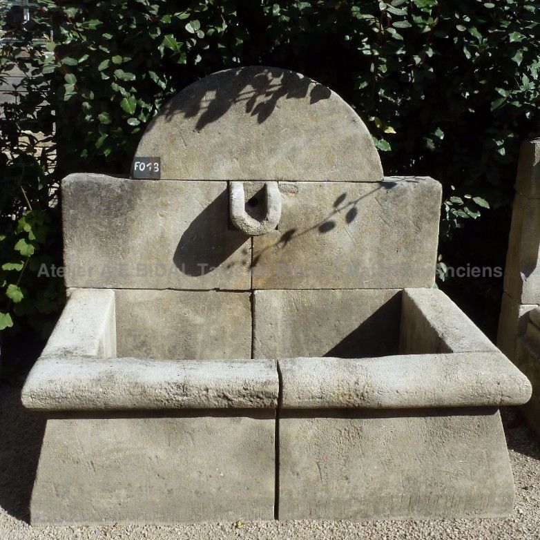 Fontaine de jardin en pierre naturelle | Fontaine de style rustique de l'atelier Alain BIDAL (Provence)