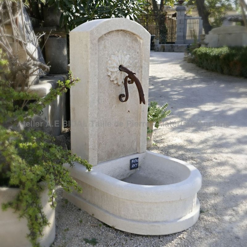 Borne à eau en pierre calcaire du tailleur de pierre Alain BIDAL.
