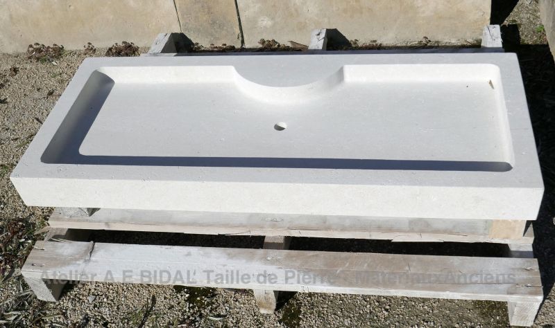 Hand-crafted limestone sinks : Atelier Alain Bidal - stone cutter in Provence.