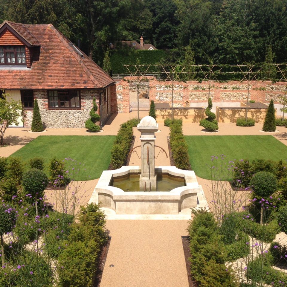 Fabrication artisanale et française signée Ateliers Bidal de fontaines en pierre de taille.