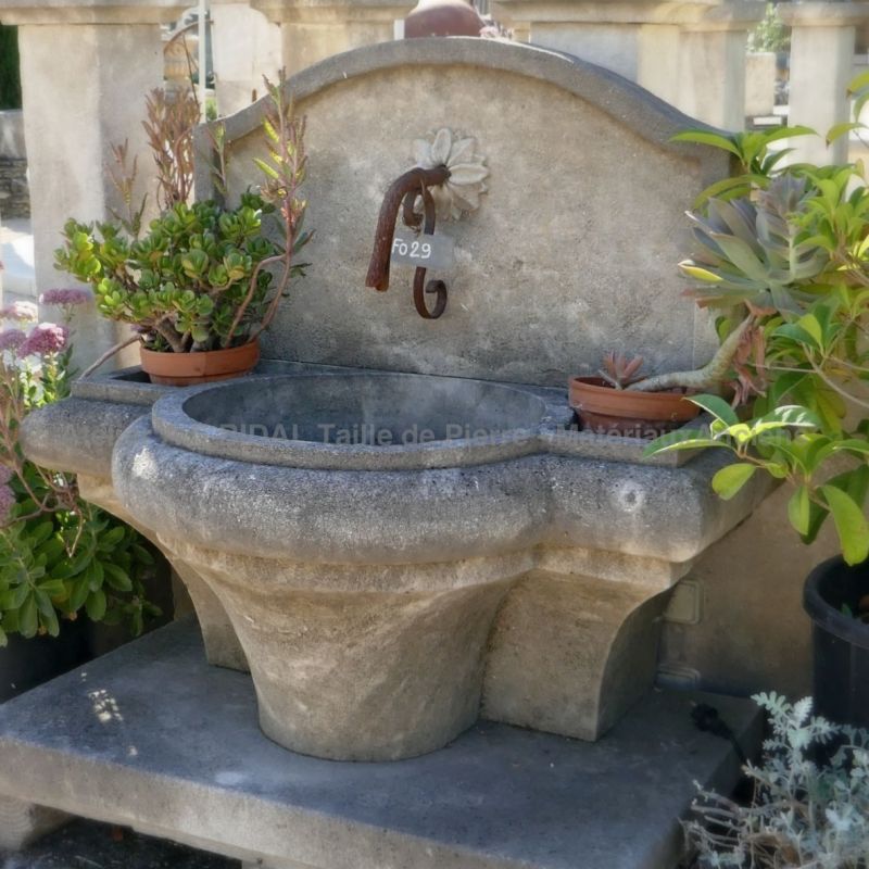 Fontaine de jardin décorative par notre tailleur de pierre du Vaucluse