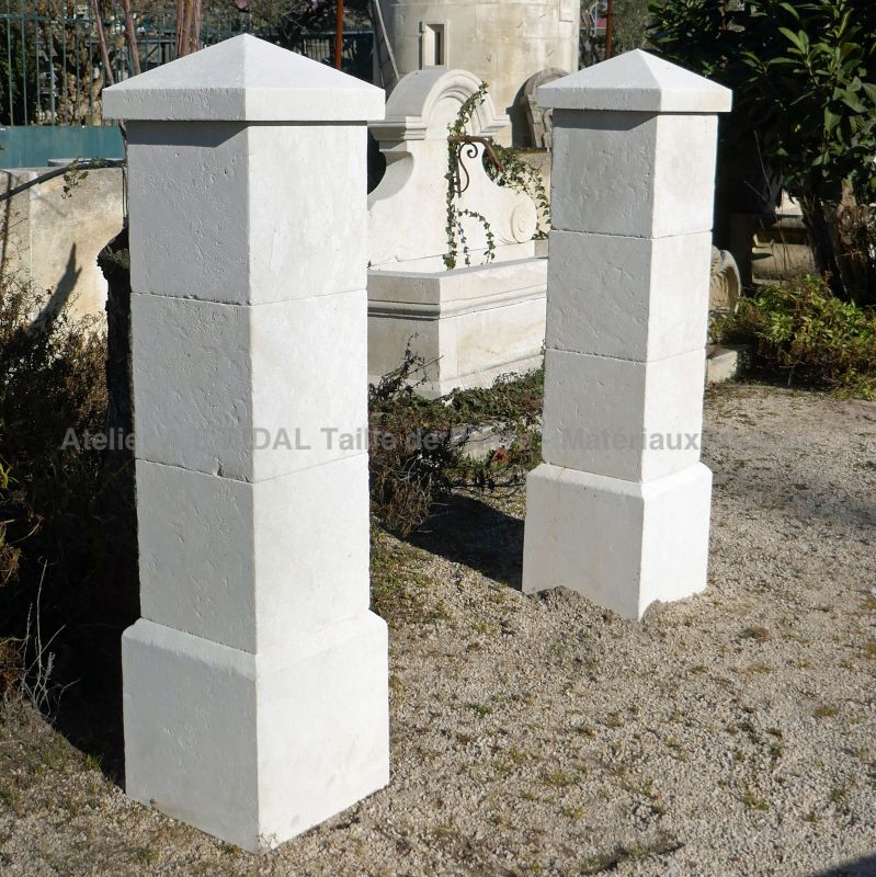 Pilier en pierre pour portillon de jardin de Atelier Alain BIDAL.