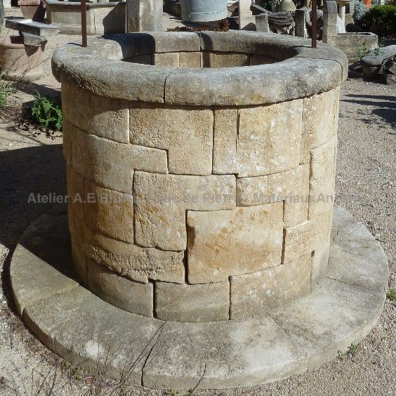Puits en pierre naturelle de style authentique et provençal par l'atelier de taille de pierre Bidal.